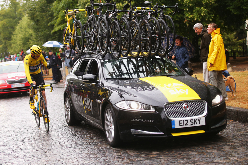 Illustration for article titled Pro Cycling Is The Only Place Where Cars And Bikes Get Along (Kinda)